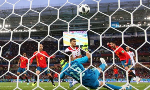 Спорен гол носи точка и първо място за Испания в групата
