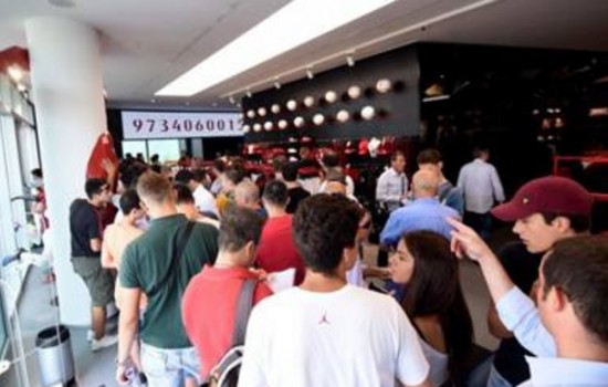 Фенове на Милан масово купуват билети за мача с Университатя 