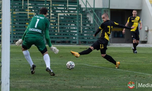 Новият треньор на Ботев Пловдив започна с победа